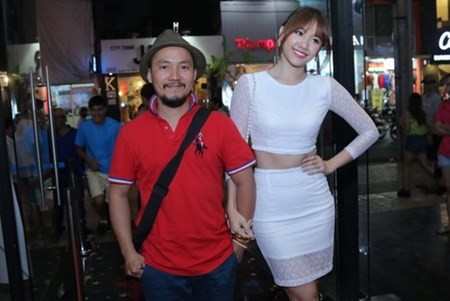 Vợ chồng Lý Hải bồng cả 3 con đi ra mắt phim mới Vo chong Ly Hai bong ca 3 con di ra mat phim moi