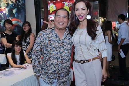 Vợ chồng Lý Hải bồng cả 3 con đi ra mắt phim mới Vo chong Ly Hai bong ca 3 con di ra mat phim moi
