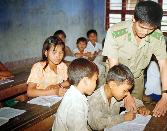 Thầy giáo biên phòng trên đỉnh Đăk Nhoong dạy chữ cho trẻ. Ảnh:Vietnamnet.vn Thầy giáo biên phòng trên đỉnh Đăk Nhoong dạy chữ cho trẻ. Ảnh:Vietnamnet.vn