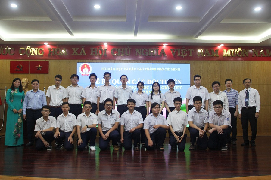Các đội tuyển chụp hình lưu niệm tại lễ ra quân sáng 10/1