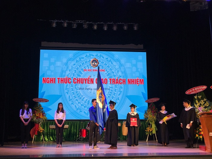 Nghi thức nhận cờ chuyền giao trách nhiệm của trường