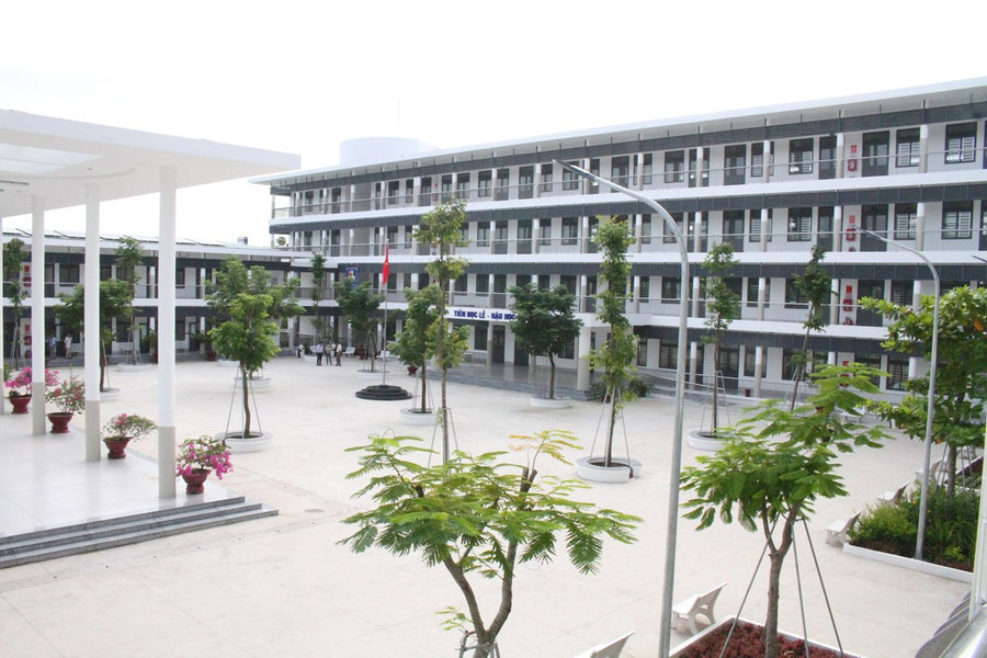 Trường THCS Châu Hòa (huyện Giồng Trôm, Bến Tre) được đầu tư xây dựng khang trang. Ảnh: B.Phú.