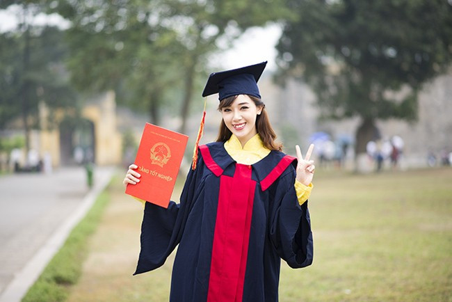 Cô không quên ghi lại khoảnh khắc đẹp của thời sinh viên. Hot girl Hà Min chụp ảnh kỷ yếu chia tay giảng đường