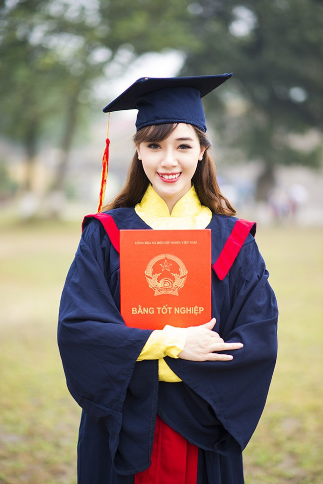 Hà Min hiện là sinh viên năm cuối Đại học Kinh tế kỹ thuật công nghiệp Hà Nội. Hot girl Hà Min chụp ảnh kỷ yếu chia tay giảng đường