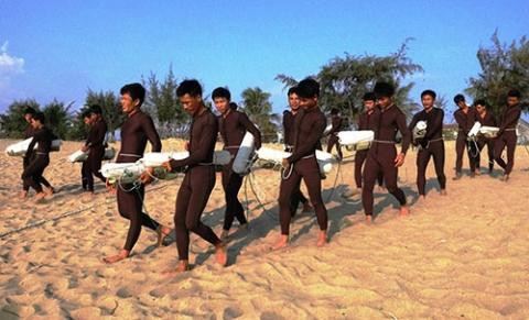 Đặc công người nhái Việt Nam huấn luyện. Đặc công người nhái Việt Nam huấn luyện.