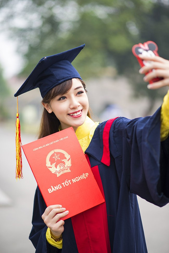 Hà Min rạng rỡ trong trang phục cử nhân. Hot girl Hà Min chụp ảnh kỷ yếu chia tay giảng đường