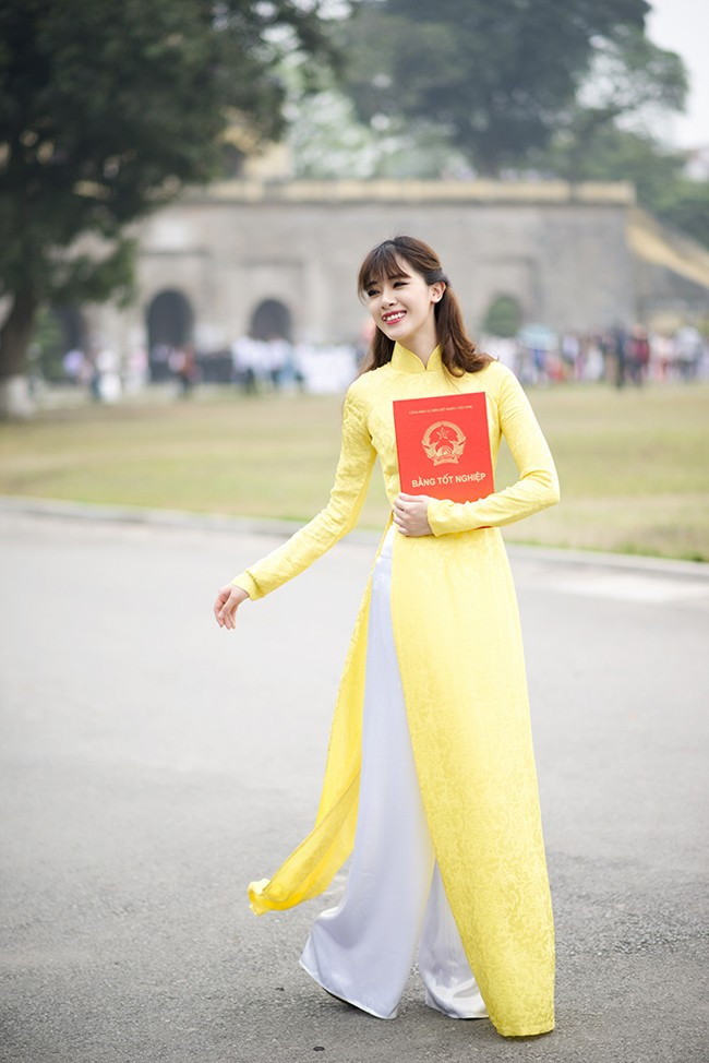 Với gương mặt biểu cảm, cô thường xuyên được mời làm mẫu ảnh. Hot girl Hà thành cũng tham gia khá nhiều bộ phim, chương trình truyền hình. Hot girl Hà Min chụp ảnh kỷ yếu chia tay giảng đường