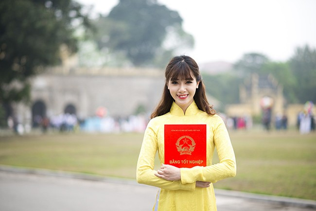 Mặc dù đam mê nghệ thuật nhưng Hà Min mong muốn sau khi tốt nghiệp sẽ được làm việc trong môi trường công sở. Cô muốn thử sức làm nhân viên ngân hàng. Hot girl Hà Min chụp ảnh kỷ yếu chia tay giảng đường