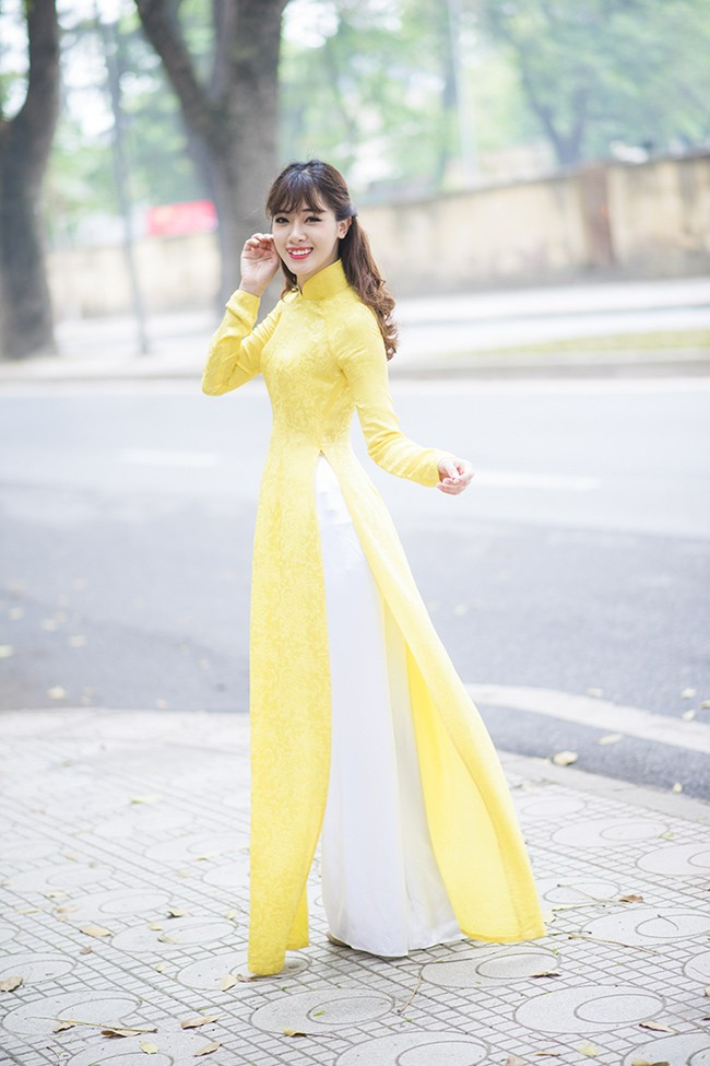 Sở hữu chiều cao 1,72 m, hot girl nhận được không ít lời mời tham gia trình diễn thời trang. Hot girl Hà Min chụp ảnh kỷ yếu chia tay giảng đường