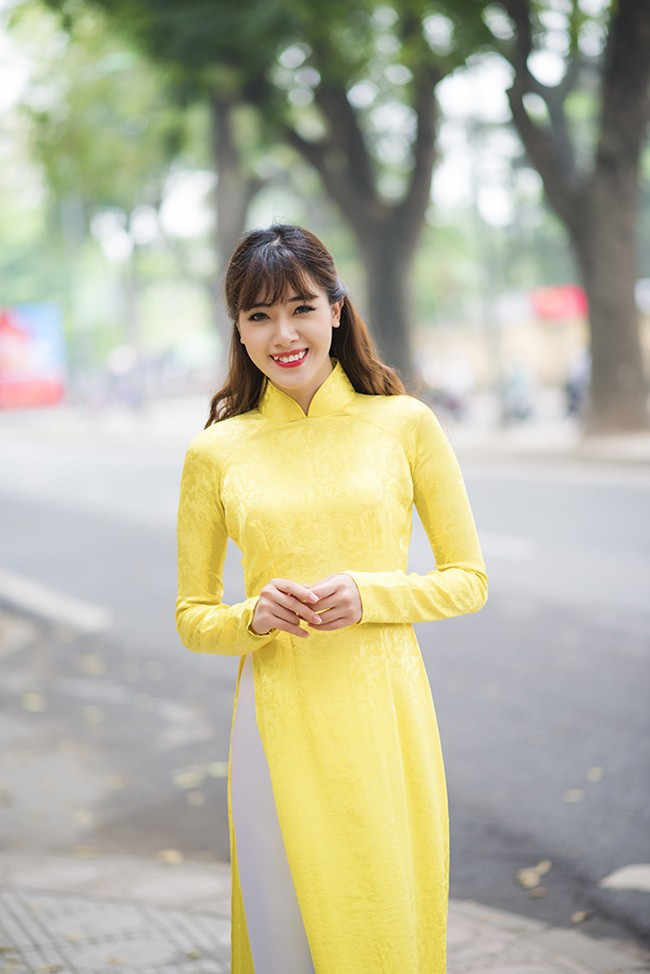 Cô được biết đến khi tham gia vào khá nhiều lĩnh vực giải trí. Hot girl Hà Min chụp ảnh kỷ yếu chia tay giảng đường