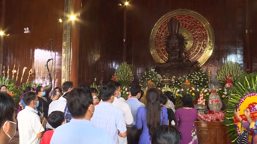 Người dân vào chính điện thắp hương Vua Hùng. Ảnh: TG