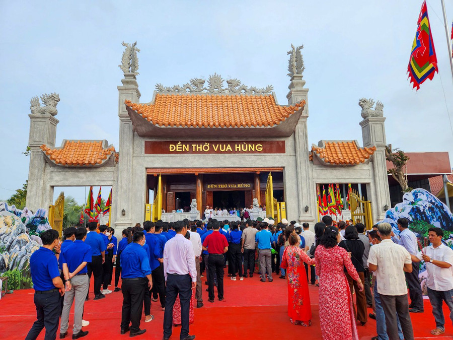 Hàng năm vào dịp Giỗ Tổ Hùng Vương có rất đông người dân khắp nơi đến thắp hương tưởng nhớ các Vua Hùng.