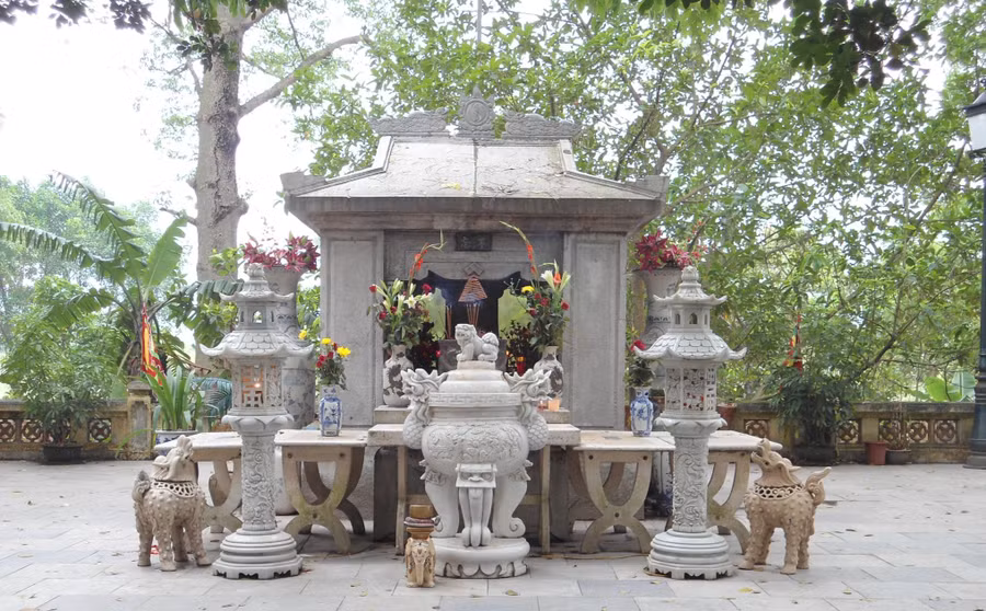 Cận cảnh lăng mộ Kinh Dương Vương với hai chữ “bất vong”.