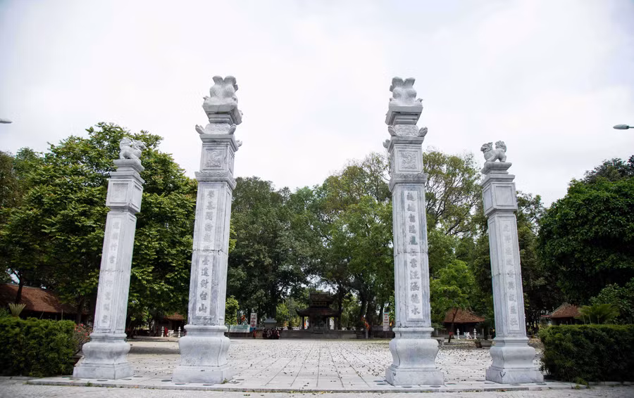 Cổng nghi môn lăng Kinh Dương Vương.