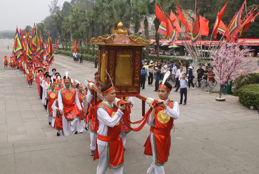 Đoàn rước kiệu dâng lễ vật lên các Vua Hùng. Ảnh: CK
