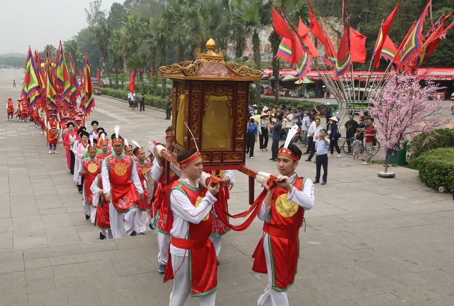 Đoàn rước kiệu dâng lễ vật lên các Vua Hùng. Ảnh: CK