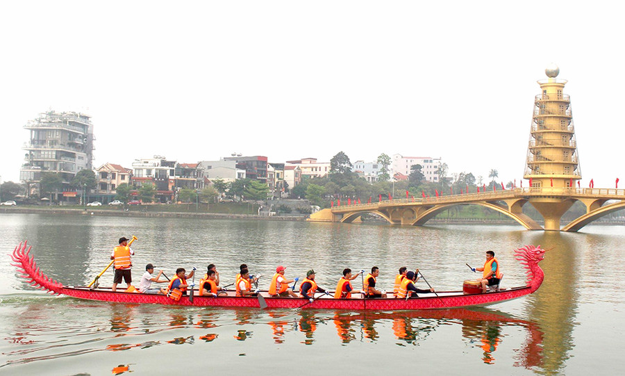 Đội chải huyện Thanh Thủy luyện tập tại hồ Công viên Văn Lang, TP Việt Trì. Đội chải huyện Thanh Thủy luyện tập tại hồ Công viên Văn Lang, TP Việt Trì.