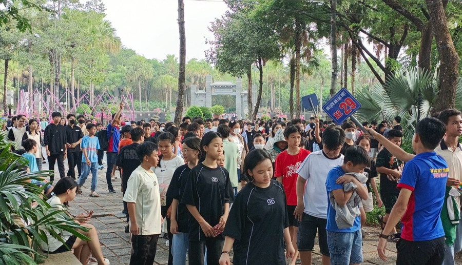 Các bạn trẻ xếp hàng vào thăm Đền tưởng niệm các vua Hùng ở TP Thủ Đức, TPHCM. Ảnh: Cẩm Anh Các bạn trẻ xếp hàng vào thăm Đền tưởng niệm các vua Hùng ở TP Thủ Đức, TPHCM. Ảnh: Cẩm Anh