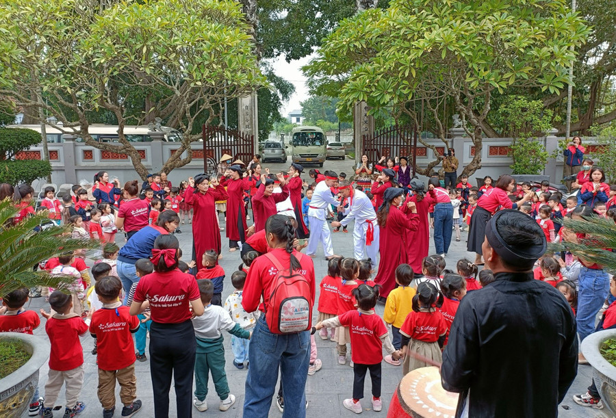 CLB hát Xoan Trường Tiểu học Hùng Lô giao lưu hát Xoan tại Đình làng Hùng Lô (TP Việt Trì). CLB hát Xoan Trường Tiểu học Hùng Lô giao lưu hát Xoan tại Đình làng Hùng Lô (TP Việt Trì).