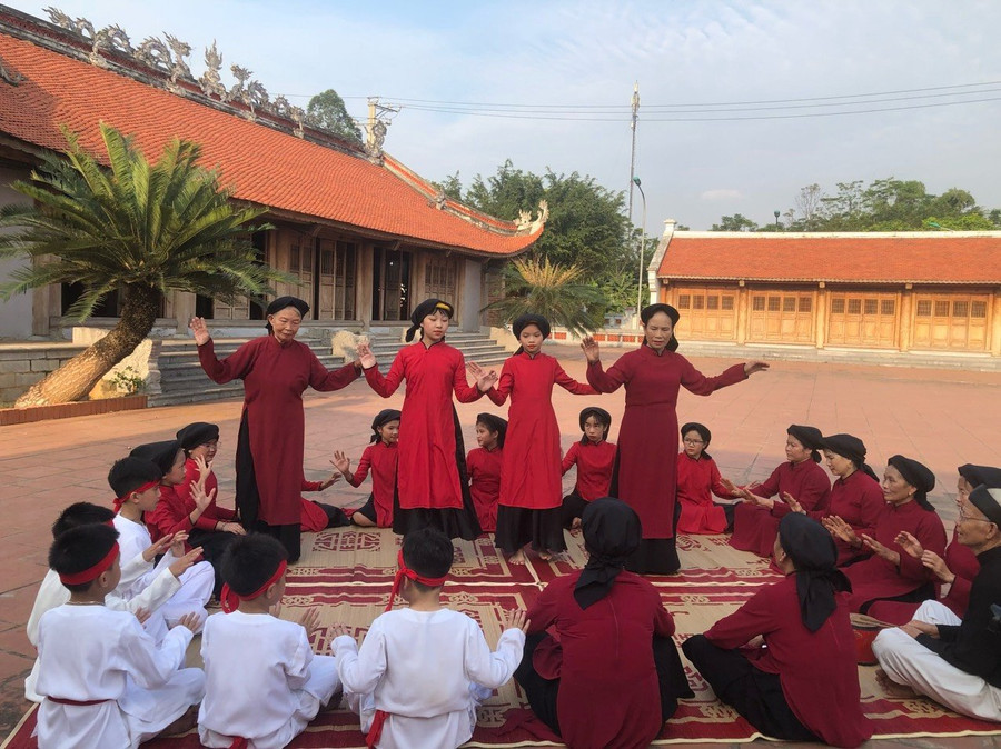 Các nghệ nhân dạy học sinh Trường Tiểu học Kim Đức học hát Xoan tại di tích miếu Lãi Lèn. Các nghệ nhân dạy học sinh Trường Tiểu học Kim Đức học hát Xoan tại di tích miếu Lãi Lèn.