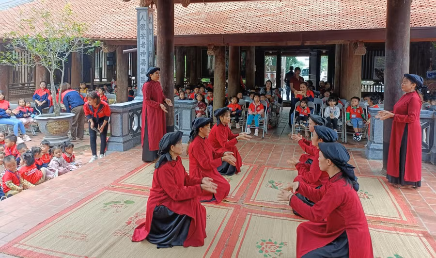 Gần 700 học sinh Trường Tiểu học Kim Đức hòa mình say sưa với làn điệu trong tiết hoạt động giữa giờ tại sân trường.