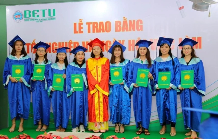 Các tân cử nhân Trường ĐH Kinh tế-Kỹ thuật Bình Dương nhận bằng tốt nghiệp. Ảnh: Website trường 