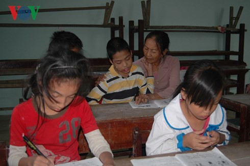 Lớp học đặc biệt của bà giáo già.