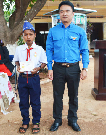 Y Nhơng nhận Huy hiệu “Tuổi trẻ dũng cảm” Y Nhơng nhận Huy hiệu “Tuổi trẻ dũng cảm”