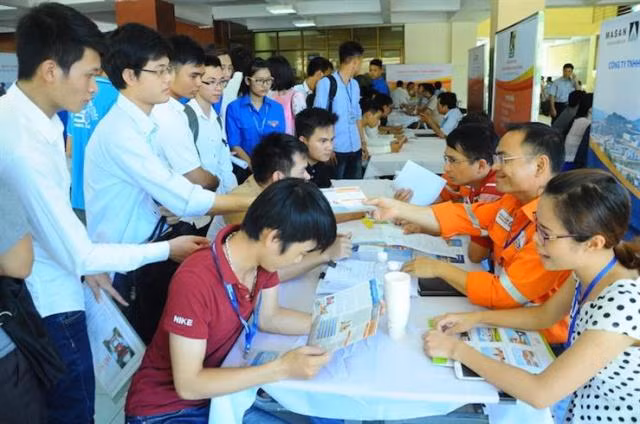 Sinh viên Trường ĐH Mỏ - Địa chất (một trong các cơ sở đào tạo nhân lực ngành Trái đất - Mỏ) tham gia ngày hội tuyển dụng tại trường. Ảnh:http://humg.edu.vn