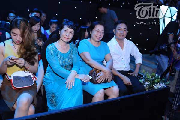Mẹ và em gái đến cổ vũ Angela Phương Trinh đêm chung kết