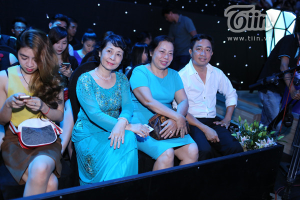 Mẹ và em gái đến cổ vũ Angela Phương Trinh đêm chung kết ảnh 6 Mẹ và em gái đến cổ vũ Angela Phương Trinh đêm chung kết
