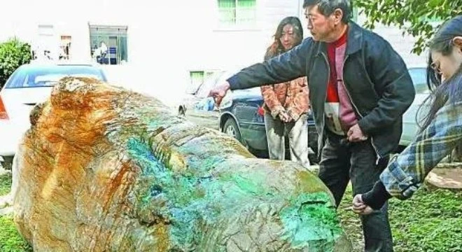Lão nông mò được “tảng” phỉ thúy trị giá hàng nghìn tỷ