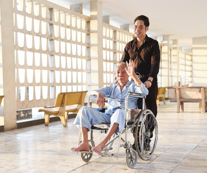 Ngọc Sơn đưa ba đi dạo quanh bệnh viện. Ảnh: Lữ Đắc Long. Ngọc Sơn mời bác sĩ ở Mỹ về Việt Nam chữa bệnh cho cha