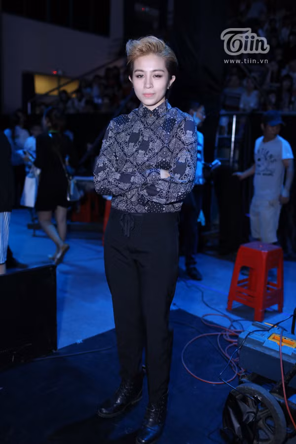 Mẹ và em gái đến cổ vũ Angela Phương Trinh đêm chung kết