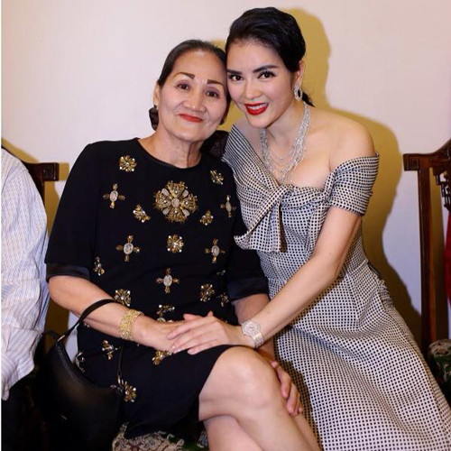 Lý Nhã Kỳ và mẹ