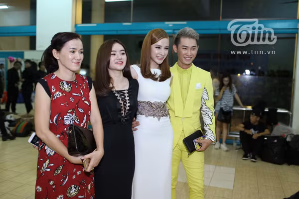 Mẹ và em gái đến cổ vũ Angela Phương Trinh đêm chung kết