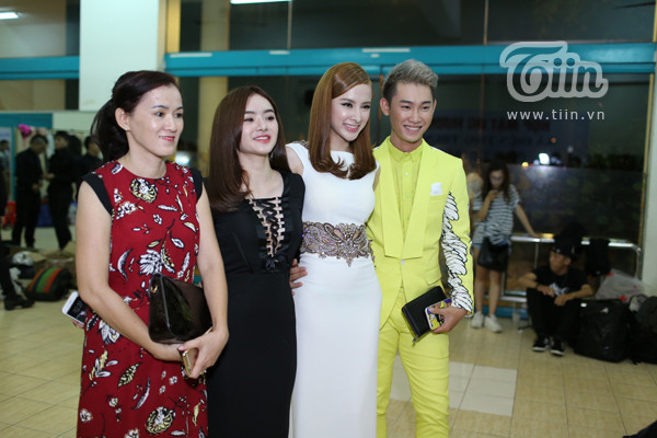 Mẹ và em gái đến cổ vũ Angela Phương Trinh đêm chung kết ảnh 1 Mẹ và em gái đến cổ vũ Angela Phương Trinh đêm chung kết