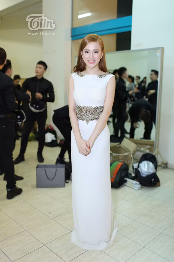 Mẹ và em gái đến cổ vũ Angela Phương Trinh đêm chung kết