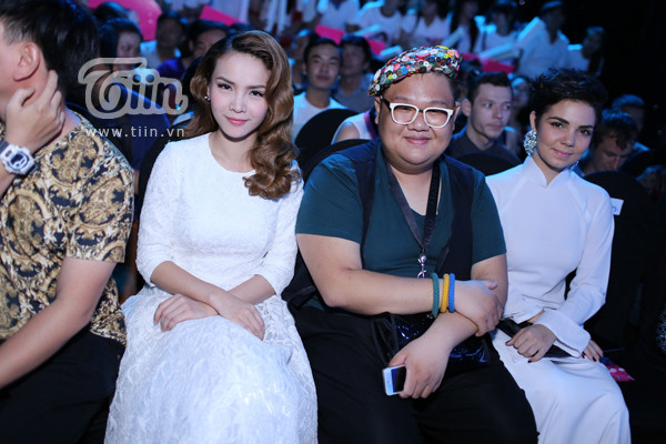 Mẹ và em gái đến cổ vũ Angela Phương Trinh đêm chung kết ảnh 9 Mẹ và em gái đến cổ vũ Angela Phương Trinh đêm chung kết