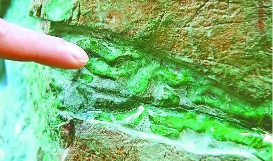Lão nông mò được “tảng” phỉ thúy trị giá hàng nghìn tỷ ảnh 1 Ánh xanh lục đặc trưng của ngọc phỉ thúy