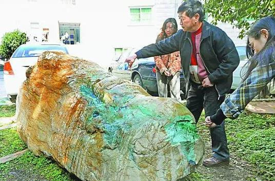Lão nông mò được “tảng” phỉ thúy trị giá hàng nghìn tỷ ảnh 2 Khối ngọc phỉ thúy khổng lồ được ông Ích tìm thấy