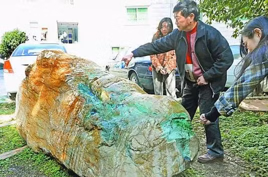 Khối ngọc phỉ thúy khổng lồ được ông Ích tìm thấy