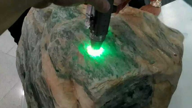 Lão nông mò được “tảng” phỉ thúy trị giá hàng nghìn tỷ ảnh 3 Lão nông mò được “tảng” phỉ thúy trị giá hàng nghìn tỷ ảnh 3