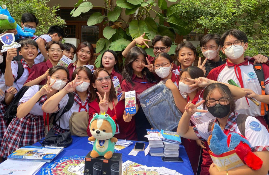 Một buổi tư vấn hướng nghiệp của Trường Trung cấp Nguyễn Tất Thành tổ chức tại Trường THCS Huỳnh Văn Nghệ (quận Gò Vấp) đợt tháng 4/2023.