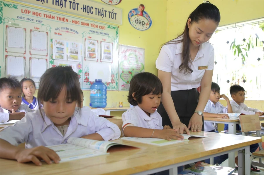 Cô và trò Trường Tiểu học Thuận, huyện Hướng Hóa (Quảng Trị). Ảnh: Sở GD&ĐT Quảng Trị