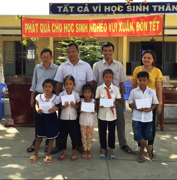 Nhà trường, địa phương hỗ trợ học sinh dân tộc vui xuân, đón Tết tại huyện Trà Cú (Trà Vinh). Ảnh: Q. Ngữ.