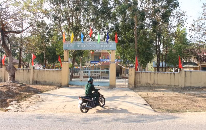 Chiến sĩ đồn biên phòng đến Trường PTDTBT Tiểu học Lý Thường Kiệt đón các em học sinh về.