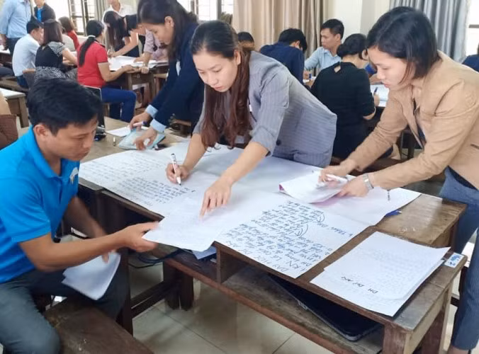 Giáo viên tham gia tập huấn trực tiếp cùng các giảng viên từ các trường ĐH sư phạm.