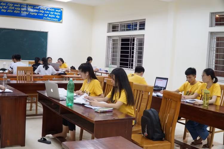 Ngoài giờ chính khóa, học sinh trường dân tộc nội trú còn được phụ đạo vào buổi tối. Ảnh: TG