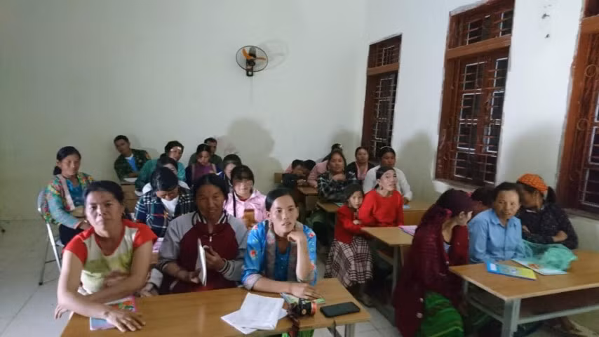 Lớp học xóa mù bản Huổi Lạ đủ thành phần lứa tuổi. Ảnh: ĐBP Mường Lèo cung cấp